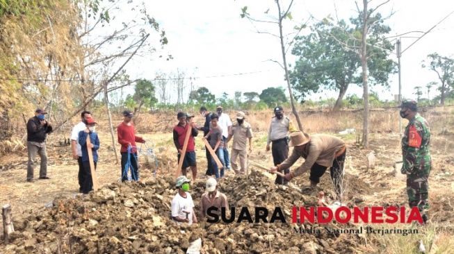 Tak Pakai Masker, Giliran Warga Gresik Dihukum Gali Kuburan Jenazah Pasien Covid-19