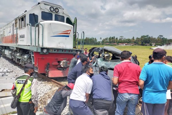 KA Penataran Hantam Daihatsu Xenia di Malang, 2 Meninggal, 4 Luka-Luka