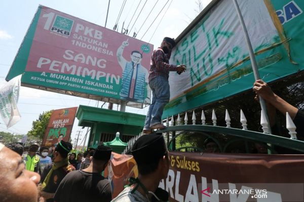 Ratusan Kader NU Ambil Alih Kantor DPC PKB Kabupaten Kediri