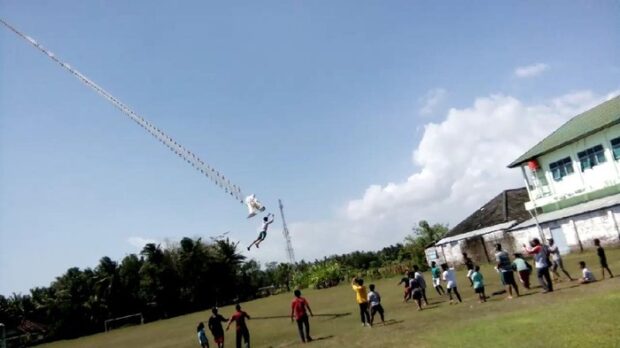 Bahaya! Remaja di Bantul Ini Terbang Terseret Layang-Layang Naga