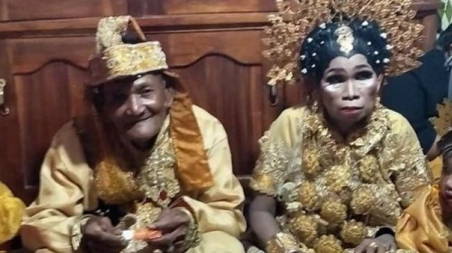 Bikin Baper! Pernikahan Kakek-Nenek Ini Disaksikan Anak-Cucu