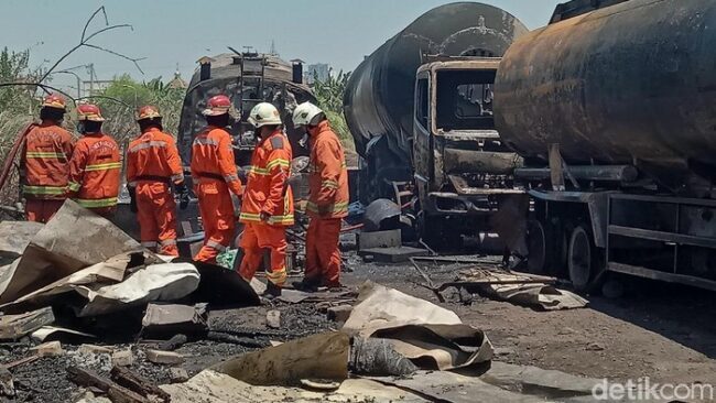 Duar!!! Terdengar Ledakan sebelum 6 Truk Tangki di Surabaya Hangus Terbakar