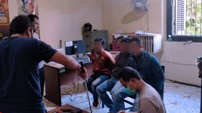 Heroik! Polisi Dibantu Penjaga Sekolah Duel Lawan 3 Pencuri Spesialis Truk