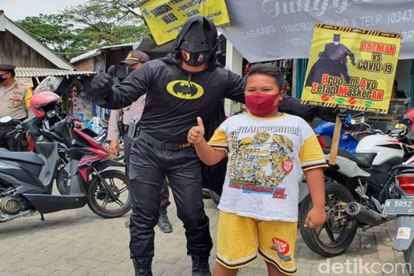 Awas! Ada “Batman” Siap Memburu Warga Tak Bermasker di Pasuruan