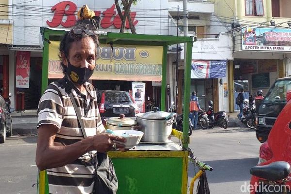 Wow, Penjual Bubur di Surabaya Jago Berbahasa Inggris dan Jepang