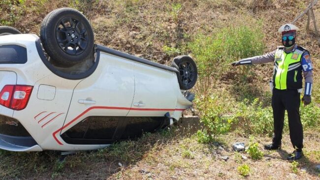 Sopir Mengantuk, Mobil Terbalik di Tol Surabaya-Malang