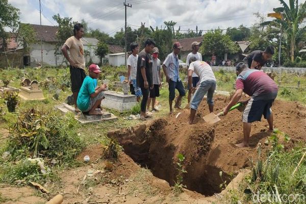 Sepakat Pemakaman Protokol Covid-19, Liang Lahad Sudah Diuruk di Jember Digali Lagi