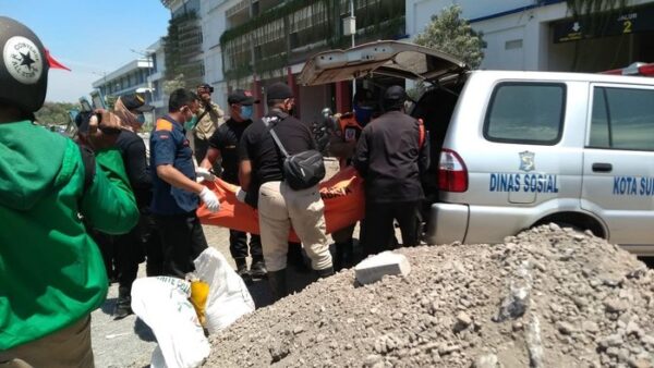 Dikira Boneka, Mayat Asal Solo Mengapung di Sungai Surabaya