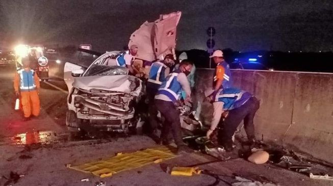 Innova Seruduk Tronton di Tol Mojokerto, 3 Orang Meninggal