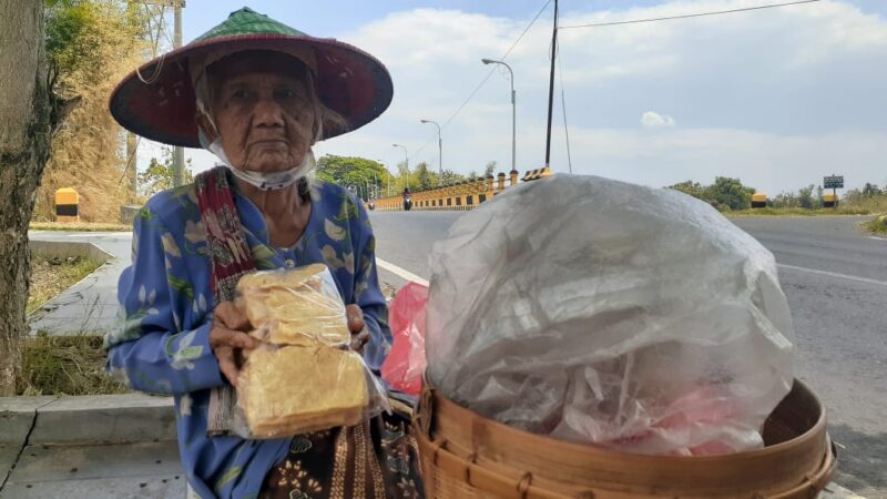 Pantang Ngemis! Nenek-Nenek di Madiun Puluhan Tahun Jualan Kerupuk dengan Berjalan Kaki