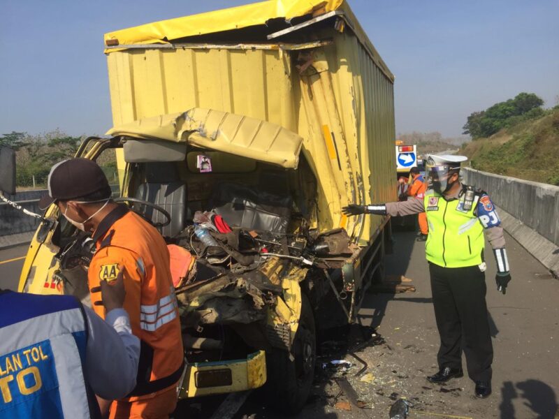 Truk Boks Tabrak Truk Tronton di Tol Madiun-Nganjuk, Satu Meninggal dan Satu Orang Luka-Luka