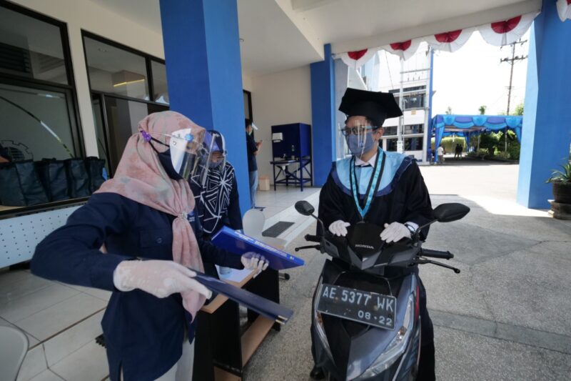 Unik! Mahasiswa Politeknik Negeri Madiun Ambil Ijazah Secara Drive Thru