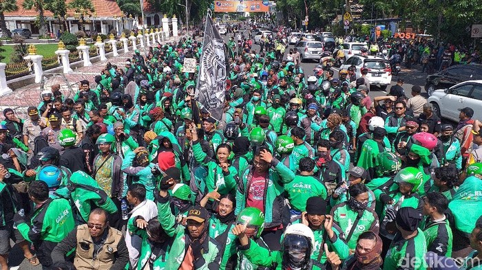 Harap Maklum Jika Hari ini Susah Pesan Ojek Online, Drivernya Lagi Pada Demo