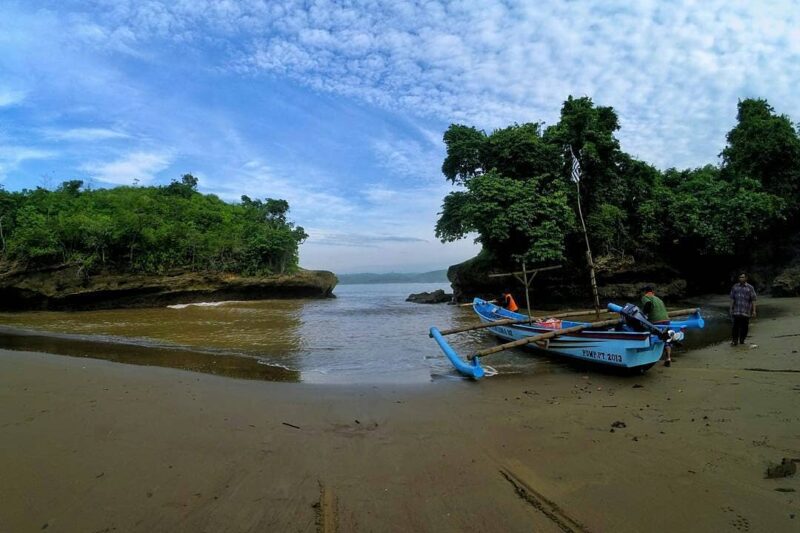 Naik Karang Pantai Serang Untuk Foto-Foto, Pemuda Blitar Jatuh Hilang Ditelan Ombak