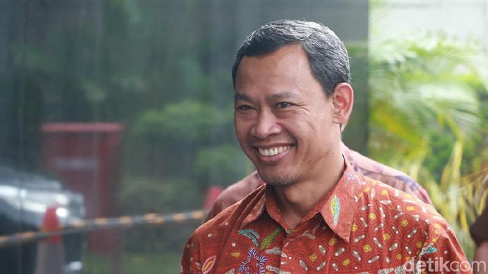 Setelah Ketua KPU, Giliran Komisioner Pramono Ubaid Positif Covid-19