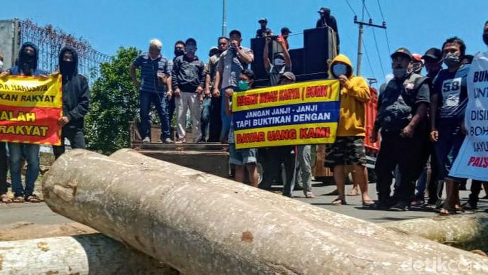 Setahun Tunggakan Tak Dibayar, Pemasok dan Petani Kayu Sengon Demo PT Indah Karya