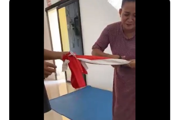 Gempar!! Video Emak-Emak Gunting Bendera Merah Putih Beredar