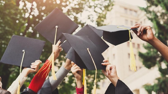 Pemuda Ini Buang Baju Wisuda Saat Ibunya Dilarang Mendampingi, Endingnya Bikin Nangis