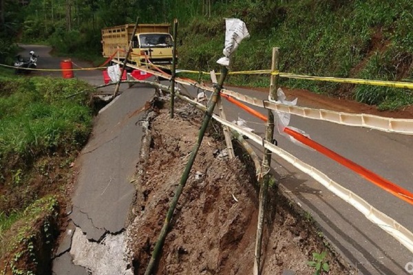 Tergerus Mata Air, Jalur Alternatif Tulungagung-Trenggalek Longsor