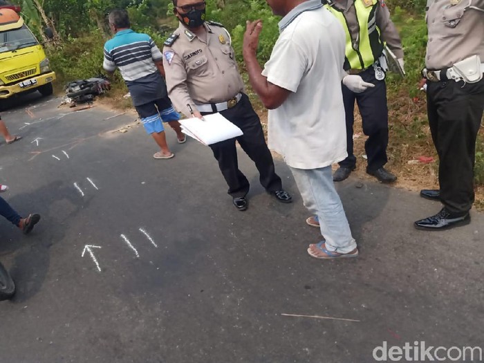 Berboncengan Empat Naik Motor, Seorang Ibu Tabrak Truk, Dua Tewas