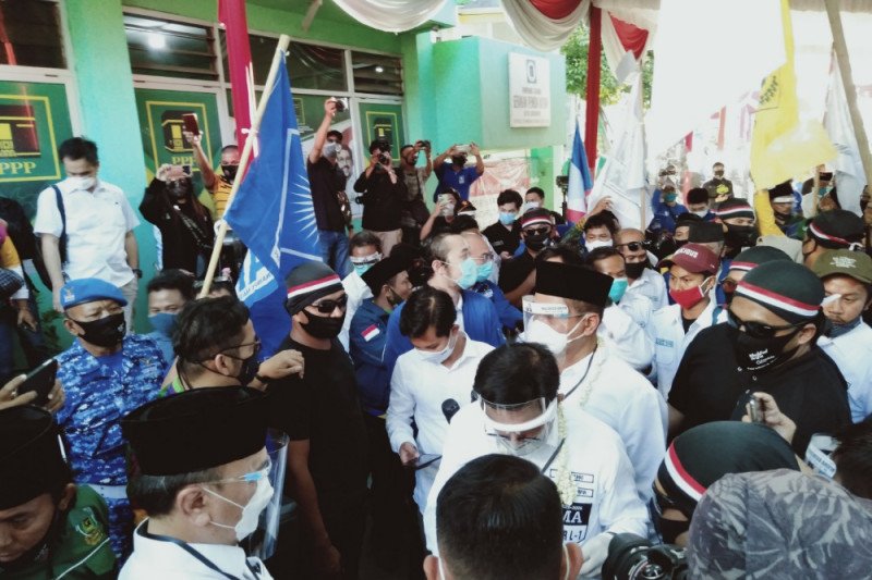 Jalan Kaki, Machfud-Mujiaman Mendaftar Ke KPU Surabaya