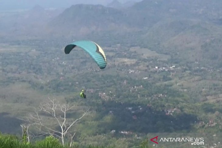 Tak Perlu ke Batu Malang, Kini Magetan Juga Punya Wisata Paralayang