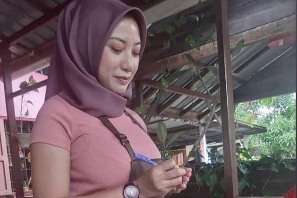 Berhijab tapi Pakai Baju Lengan Pendek Ketat, Pelayan Seksi Asal Malaysia Ini Dihujat