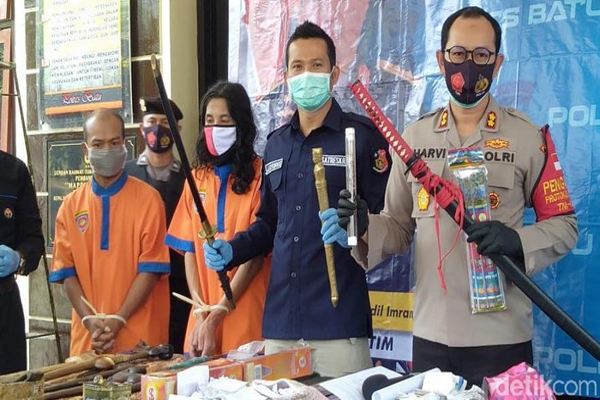 Mengaku Bisa Gandakan Uang, 2 Dukun Palsu Tipu Tetangga hingga Rp18 Miliar