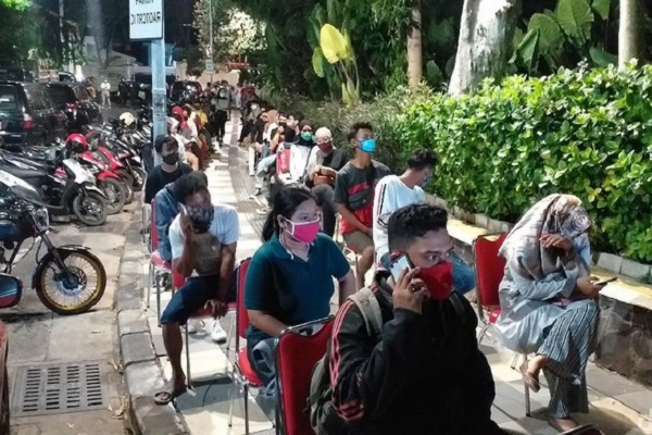 Nongkrong di Taman Apsari, Ratusan Warga Jalani Rapid Test