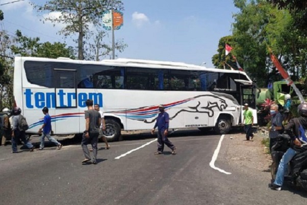 Bus Rem Blong Bikin Tabrakan Karambol di Malang, 1 Meninggal Dunia