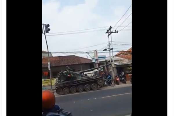 Viral, Penyebar Video Tank Menabrak Gerobak di Bandung Akan Dikenai UU ITE. Benarkah?
