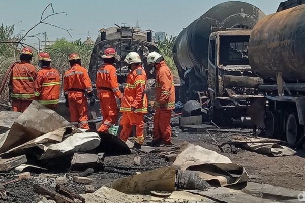 Ilalang di Lahan Kosong Terbakar, 6 Truk Tanki di Surabaya Hangus