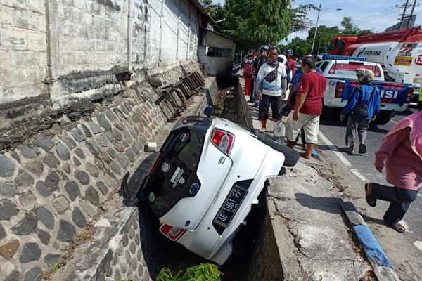 Pengemudi Mengantuk, Mobil Nyungsep di Selokan Jalan Madiun