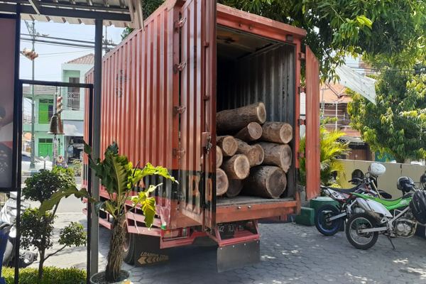 Duh, Truk Pos Indonesia Digunakan Mengangkut Kayu Ilegal di Madiun