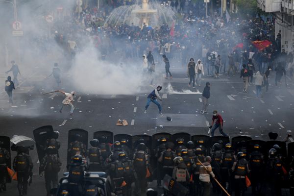 505 Orang Ditangkap dalam Demo Omnibus Law di Surabaya