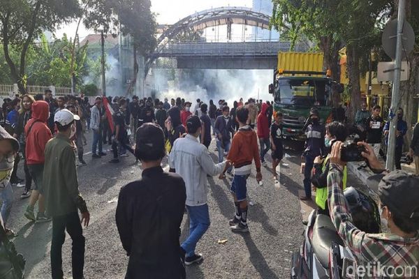 Ricuh! Demonstran Surabaya Lemparkan Bom Molotov, Polisi Balas Tembakkan Gas Air Mata