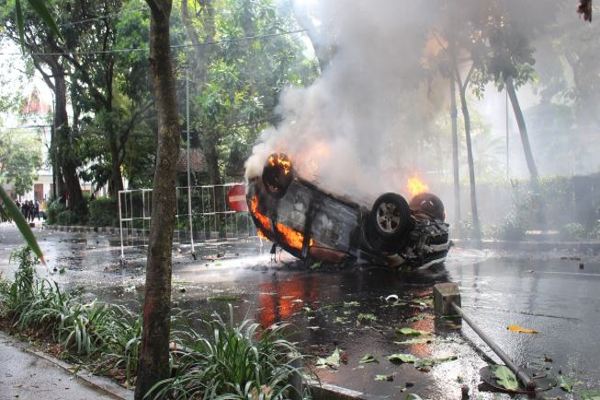 Malang Membara! Demonstran dan Polisi Bentrok, 1 Mobil Dibakar