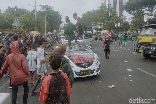Demo Tolak Omnibus Law di Surabaya Rusuh, Sejumlah Remaja Rusak Mobil Polisi