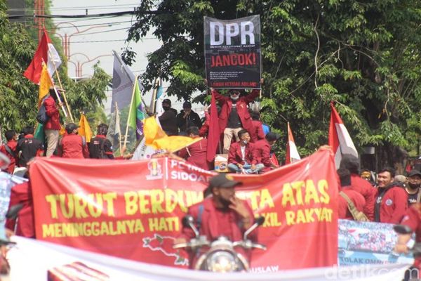 Tak Ditemui Anggota Dewan, Massa Mahasiswa Jebol Pagar DPRD Sidoarjo