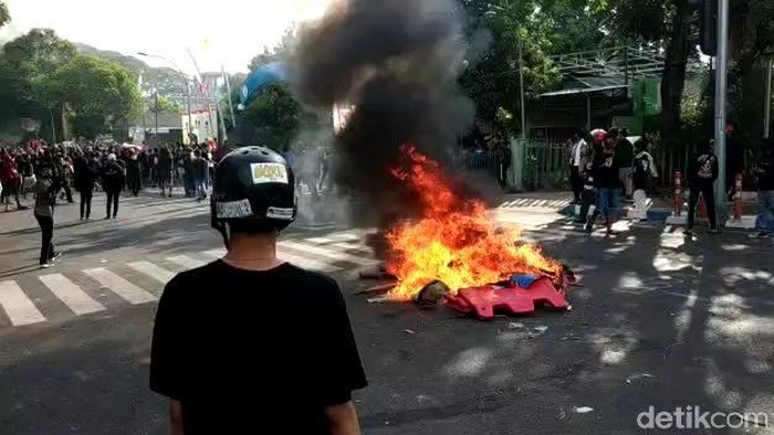 Hujan Batu dan Perusakan Pos Polisi Warnai Demo Omnibus Law di Pasuruan