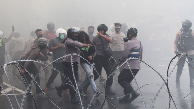 LBH: Polisi Lakukan Kekerasan saat Tangkapi Demonstran Omnibus Law di Malang