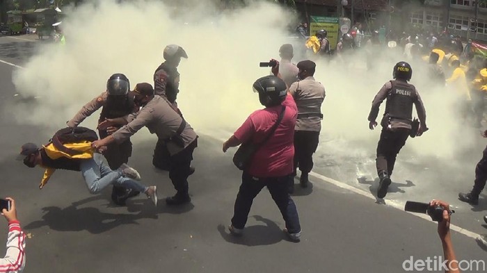 Bakar Ban Warnai Demo Omnibus Law di Jombang, 1 Mahasiswa Ditangkap