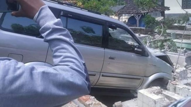 Isuzu Panther Tiba-Tiba Oleng dan Teperosok ke Kuburan, Pengemudi Meninggal