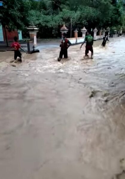Banjir Terjang Ngadirojo Pacitan, Sejumlah Tiang Listrik Roboh