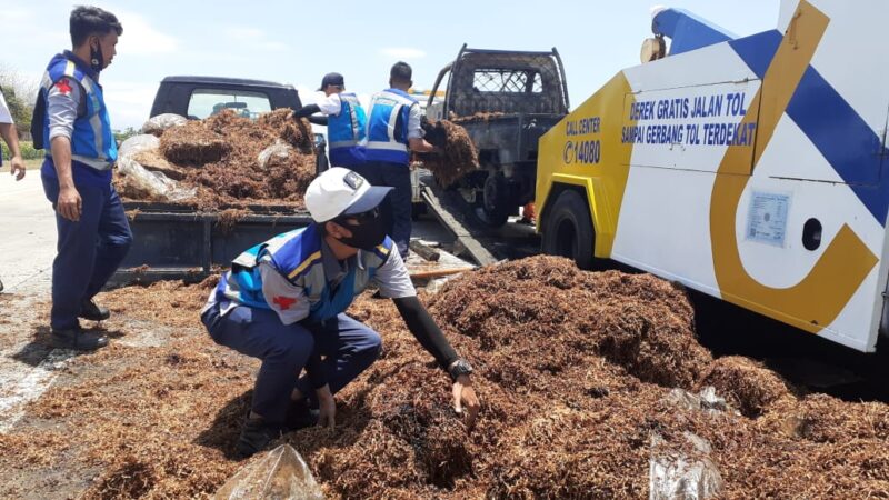 As Roda Patah, Mobil Pikap Pengangkut 1 Ton Tembakau Terbakar di Tol Madiun