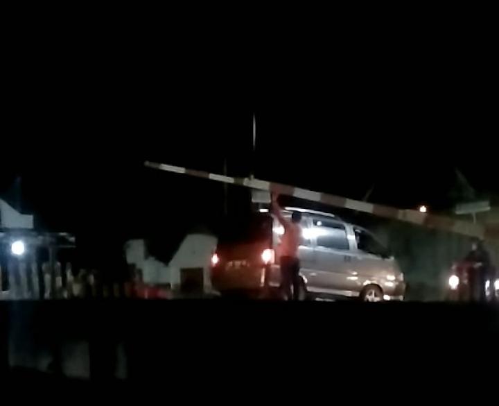 Pengemudi Mobil Terjebak di Perlintasan KA Madiun, Untung Ada Petugas yang Menyelamatkan