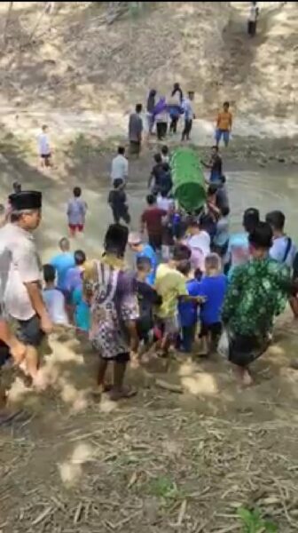 Viral! Warga Ponorogo Gotong Keranda Jenazah Lewati Sungai