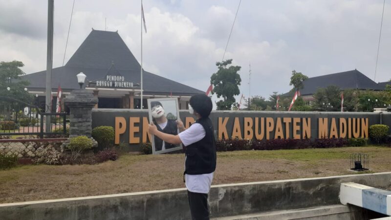 Peringati Sumpah Pemuda, Remaja Ini Lakukan Aksi Pantomim di Pendapa Pemkab Madiun