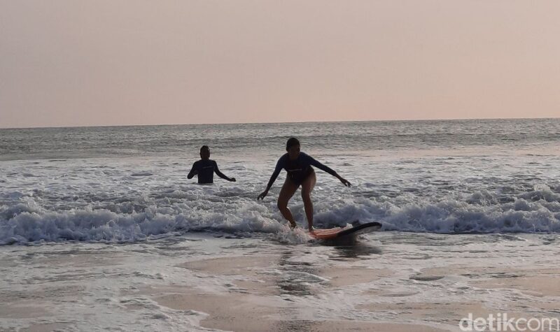 Tak Perlu ke Bali, Blitar Tawarkan Pantai yang Cocok untuk Berselancar