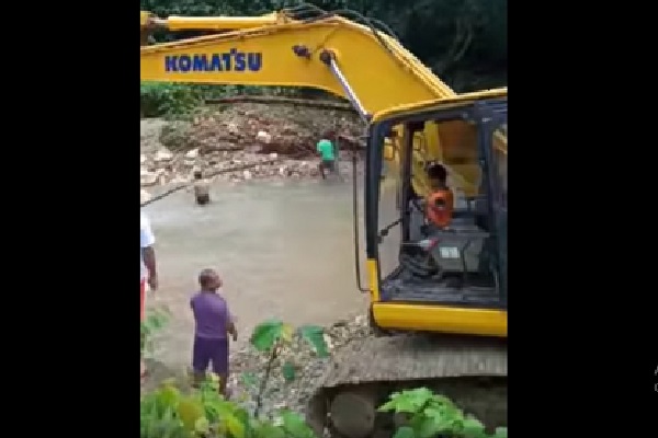 Viral, Bocah 5 Tahun Kemudikan Eskavator untuk Keruk Sungai